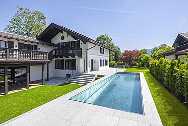 Première occupation après rénovation : maison de campagne moderne avec piscine extérieure