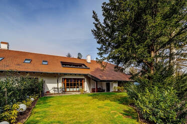 Maison de luxe à louer à moitié avec jardin
